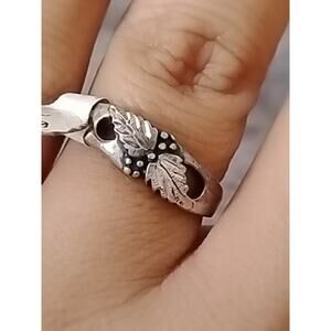 Vintage Wheeler Signed Sterling Silver Ring Size 9 Diamond cut leaf Design